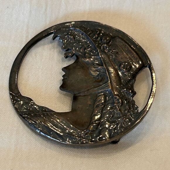 VINTAGE ART DECO STERLING SILVER MAIDEN LADY PORTRAIT REPOUSSE ROUND PIN PENDANT - Picture 1 of 7